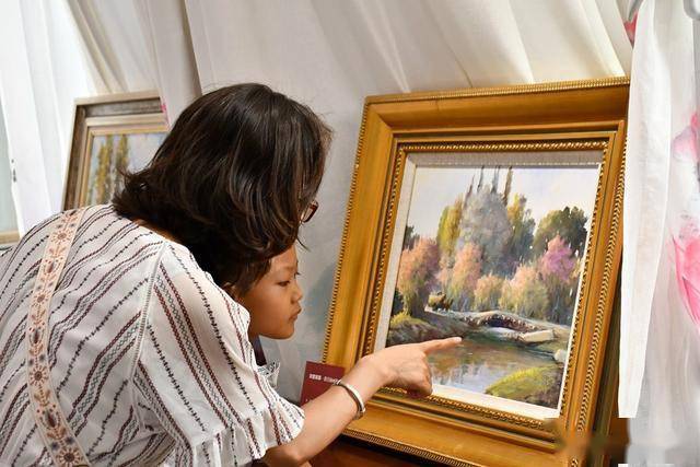 张淳是在大漠古道丰厚的文化遗存滋补中成长起来的画家.