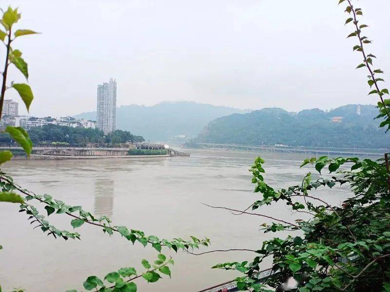 宜宾江景,阴天.在金沙江宜宾南门大桥上所拍到的江景.