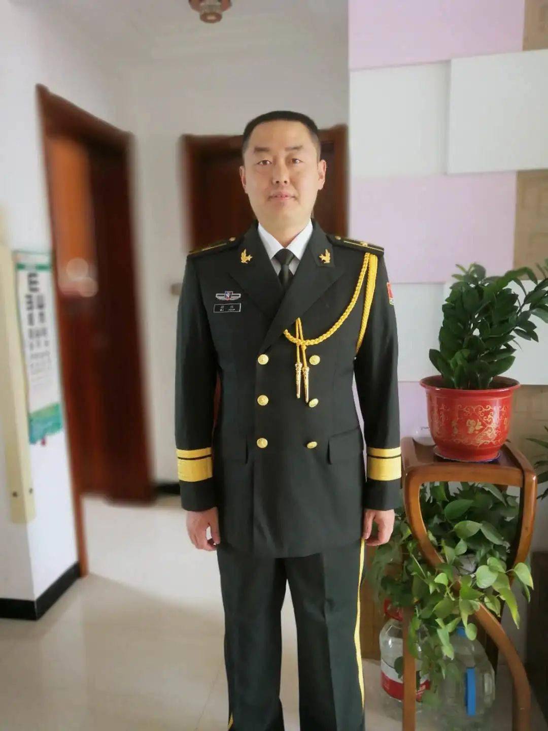 八一建军节特辑脱下军服换警服换不掉的是责任和使命