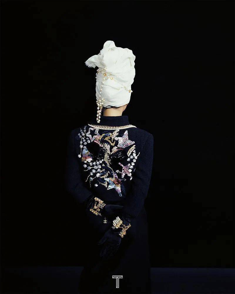 t magazine china july 2020holding us backmodel:kate kingmakeup