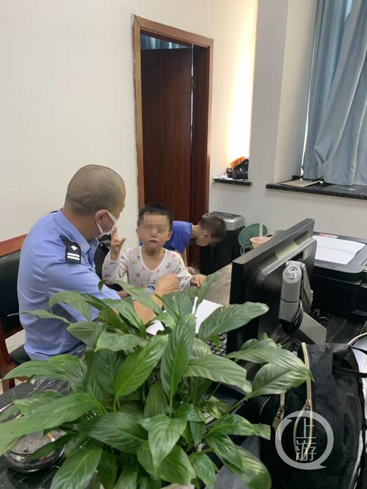 两小时"捡"两小孩 家长们,可长点心吧