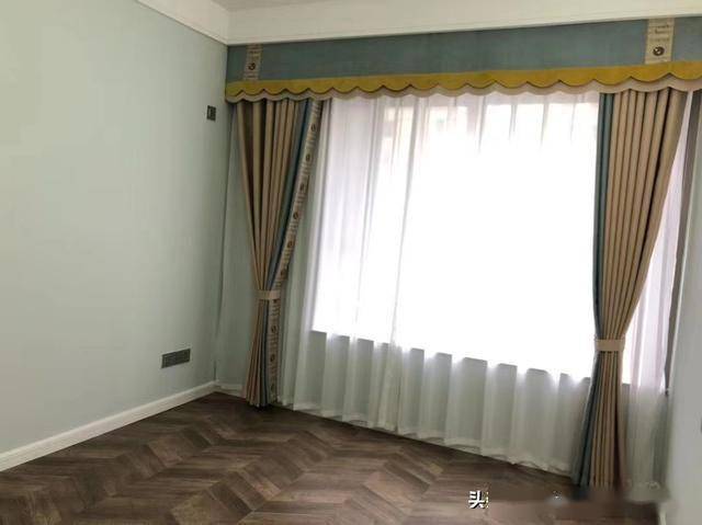 次卧室木地板错拼,没有做吊顶,走了一圈平板石膏线,做了窗帘盒,墙面刷