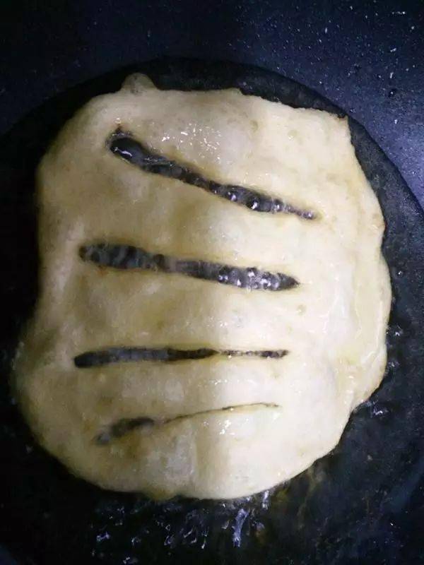 鹿泉人对油条的俗称,为传统小吃,用面粉,盐,糖,油,在热油炸至金黄色.