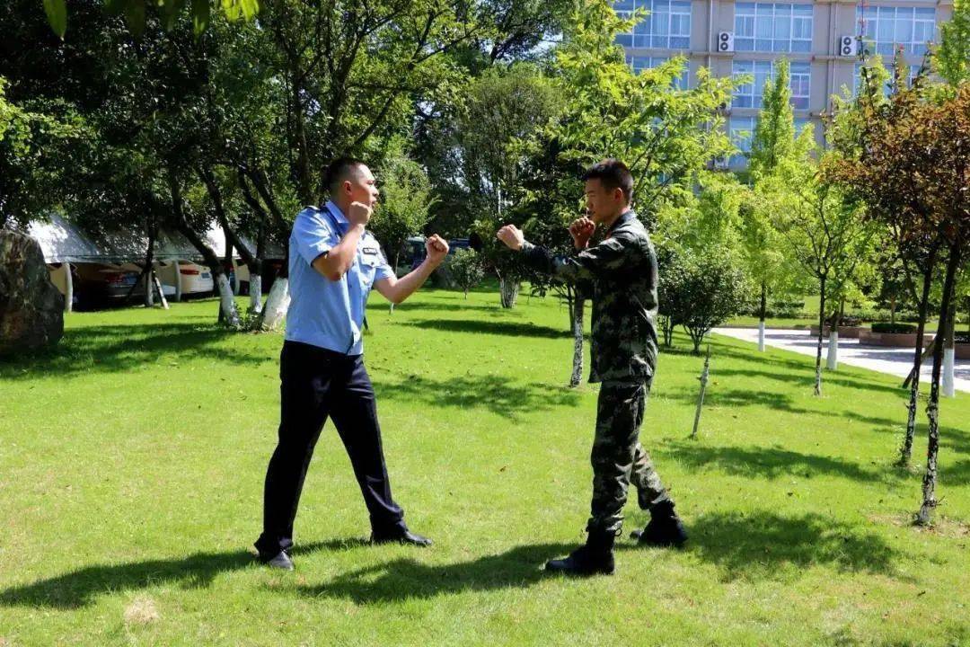 【八一特辑】向八月流行色——橄榄绿,致敬!_军警