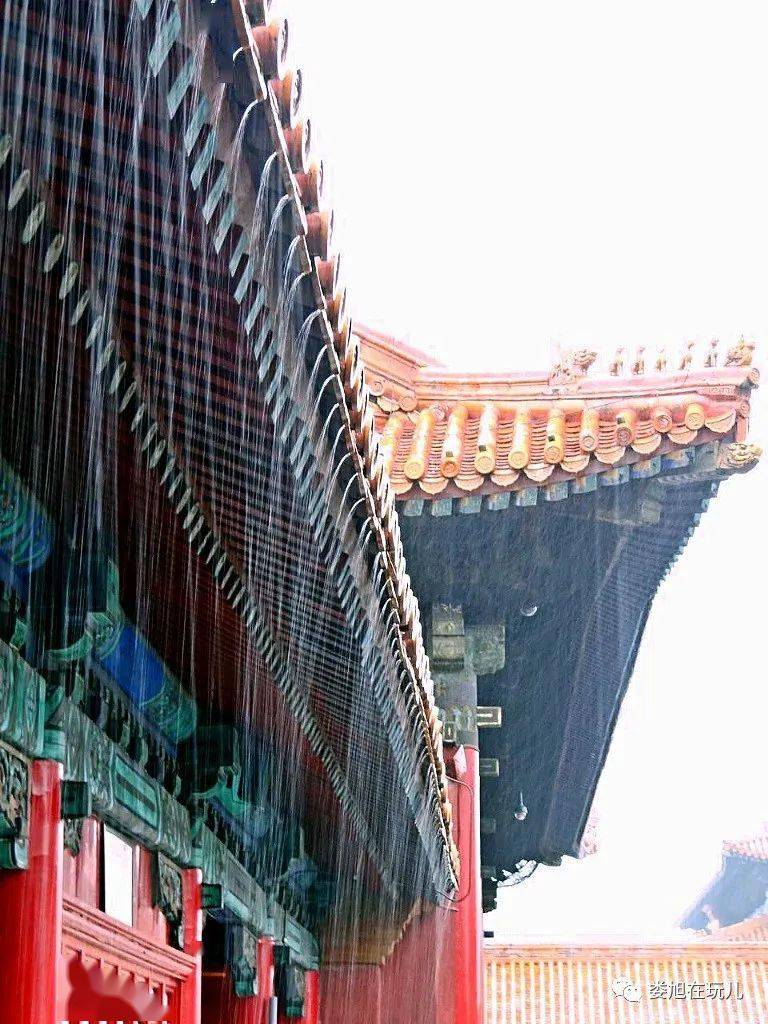 故宫暴雨中一点儿都不积水紫禁城的地基又不是海棉雨下大的时候 还是