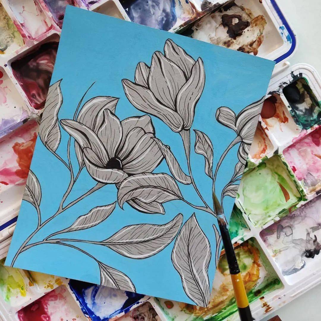 先用铅笔勾勒出花卉的大致轮廓,然后用针管笔勾边,最后用彩色笔上色