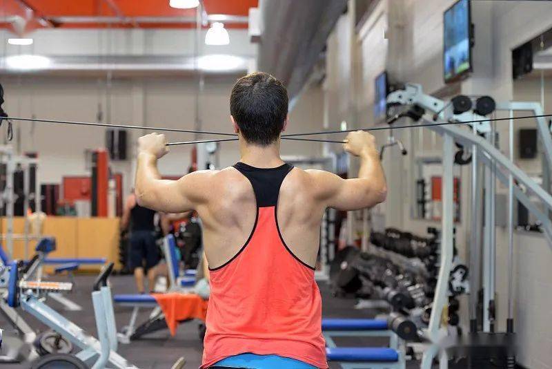 背部肌肉发达才会让你更壮,别再忽略了!三个动作轰炸背部