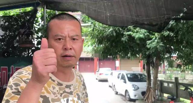 前天宜宾一孩子意外落水情况紧急他跳水救人