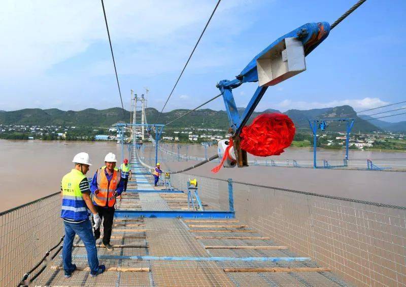 【重磅】中国建筑首座主跨千米级长江特大桥全面启动主缆架设施工!