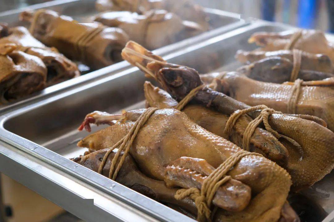 至于熝鸭,因为爊鸭选用的都两年以上的老麻鸭,进行爊制,所以口感,会在