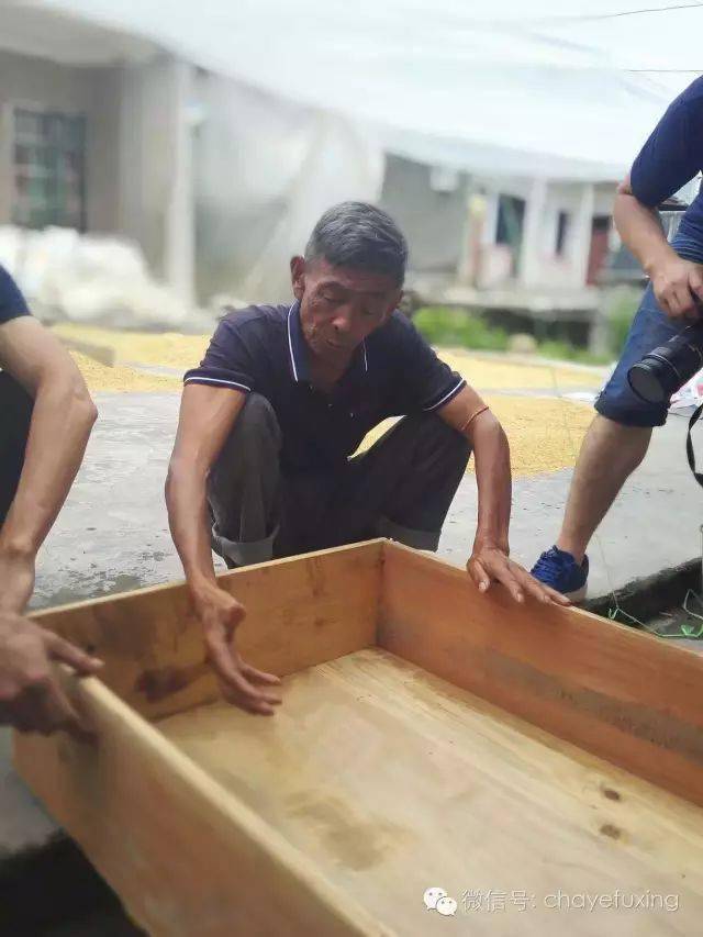 余进成老人展示自己制作的红茶发酵箱