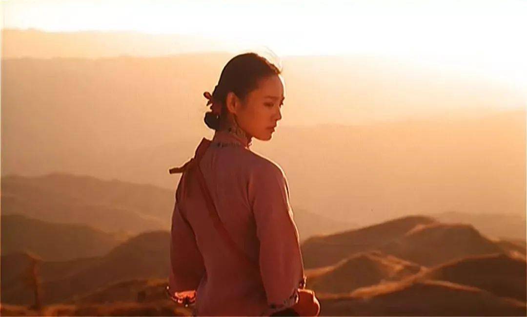 《红河谷》中宁静饰演了一位与汉族男孩相恋的藏族女孩,她将那种刚烈