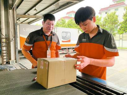 被羡慕敬佩质疑……快递小哥成为"高层次人才"后
