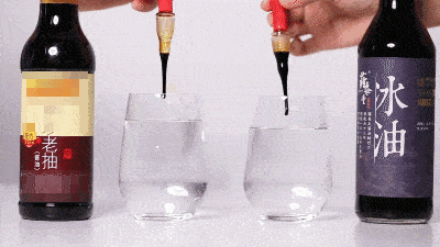 而普通的酱油入水就开始扩散.