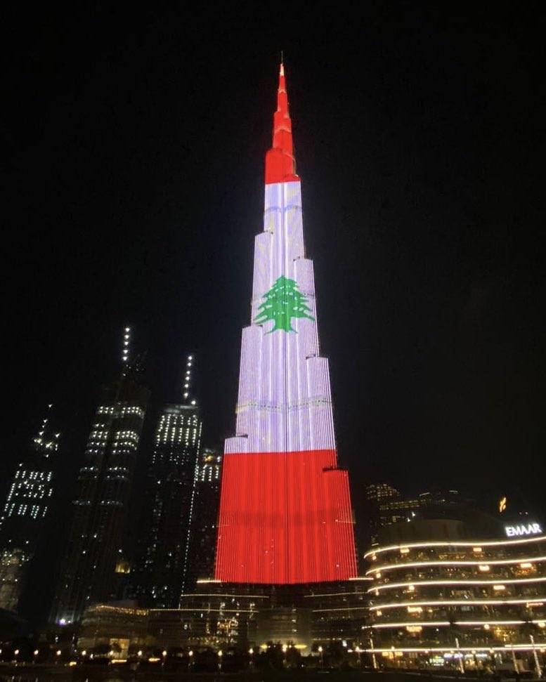 【图集】迪拜哈利法塔,埃及吉萨大金字塔点亮黎巴嫩国旗,声援黎巴嫩!