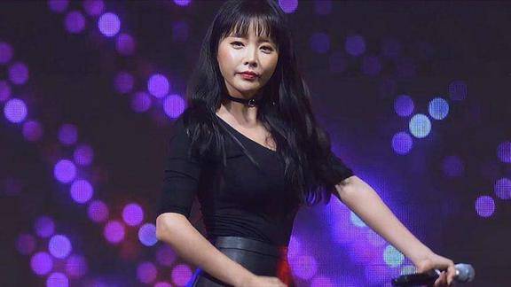 她凭借自创打糕舞征服无数宅男们的心不愧是微胖界的女神