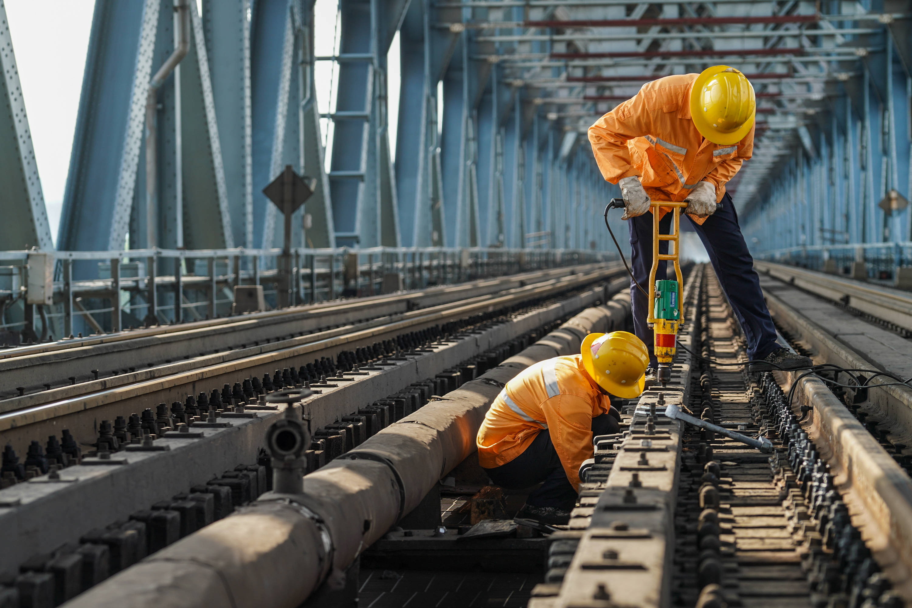 8月6日,桥隧工的工作服在作业时被汗水浸湿.返回搜狐,查看更多