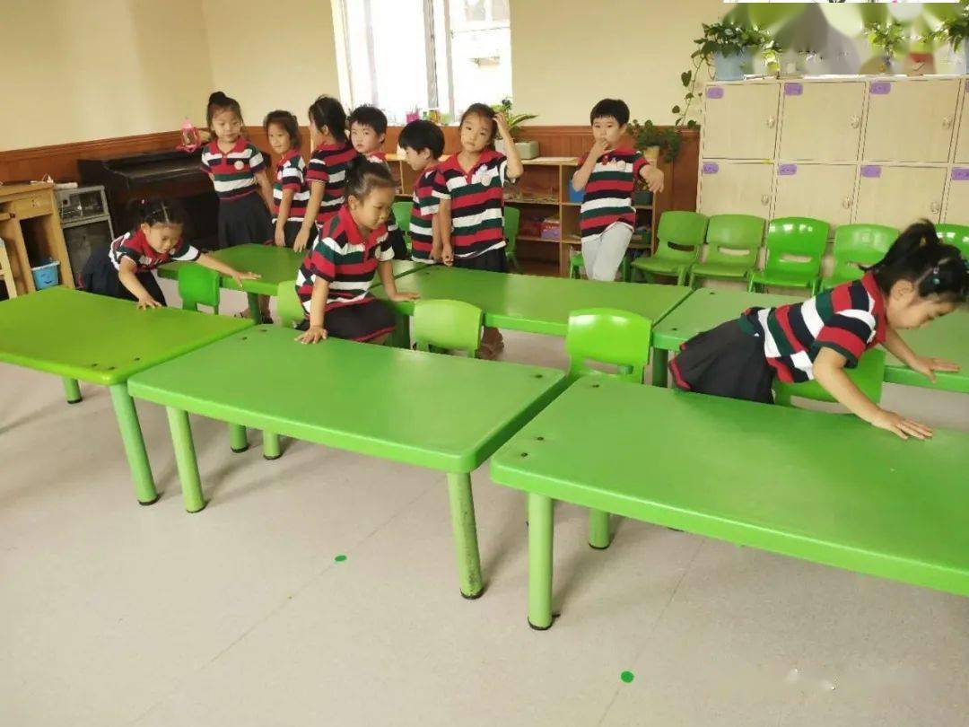 金鹏幼儿园五马园室内游戏活动我和桌子椅子做游戏