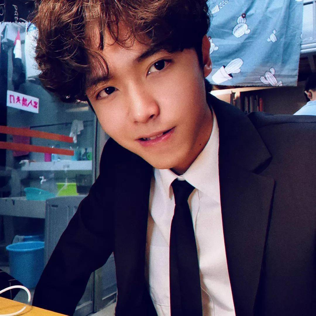 有的人明明是"皇冠"段位却自称"盒子精"_黄宗凡