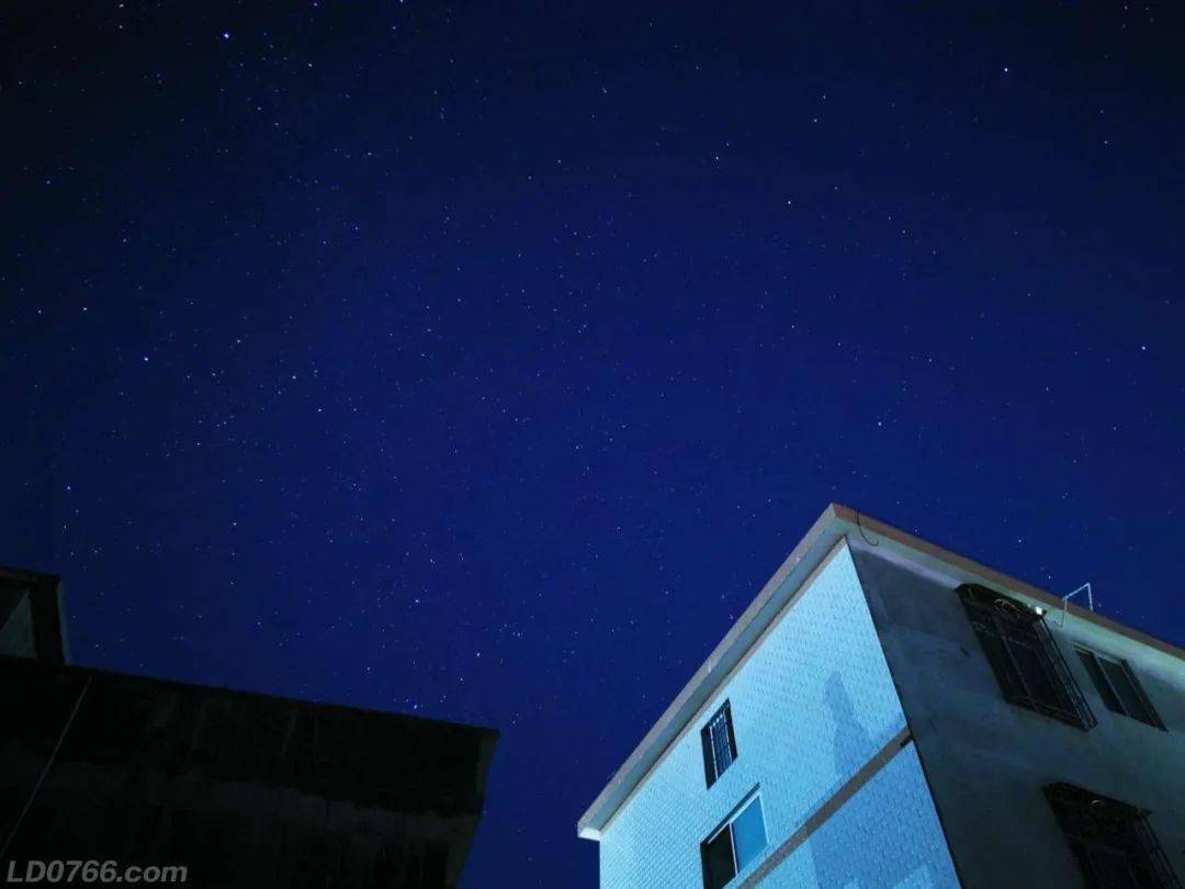 经常见到白月光和一颗闪闪亮的星星,然后就是漆黑夜空.