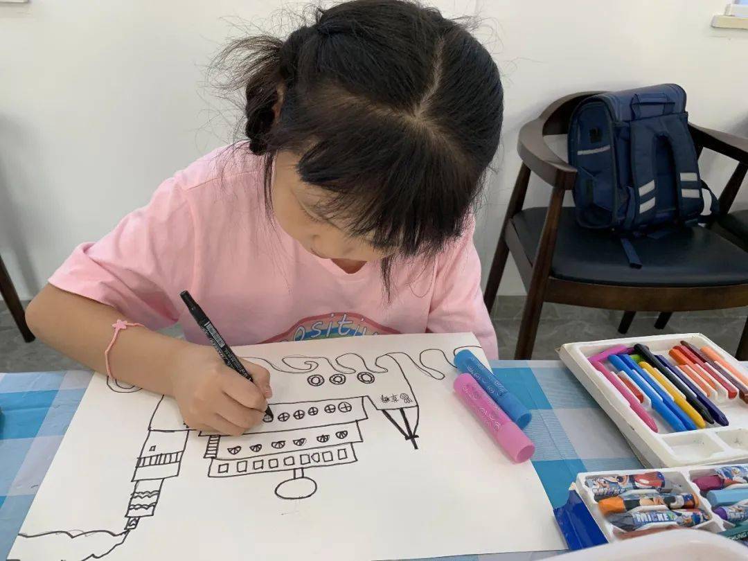 儿童们积极举手回答今天的美术绘画课堂以"船"为主题.