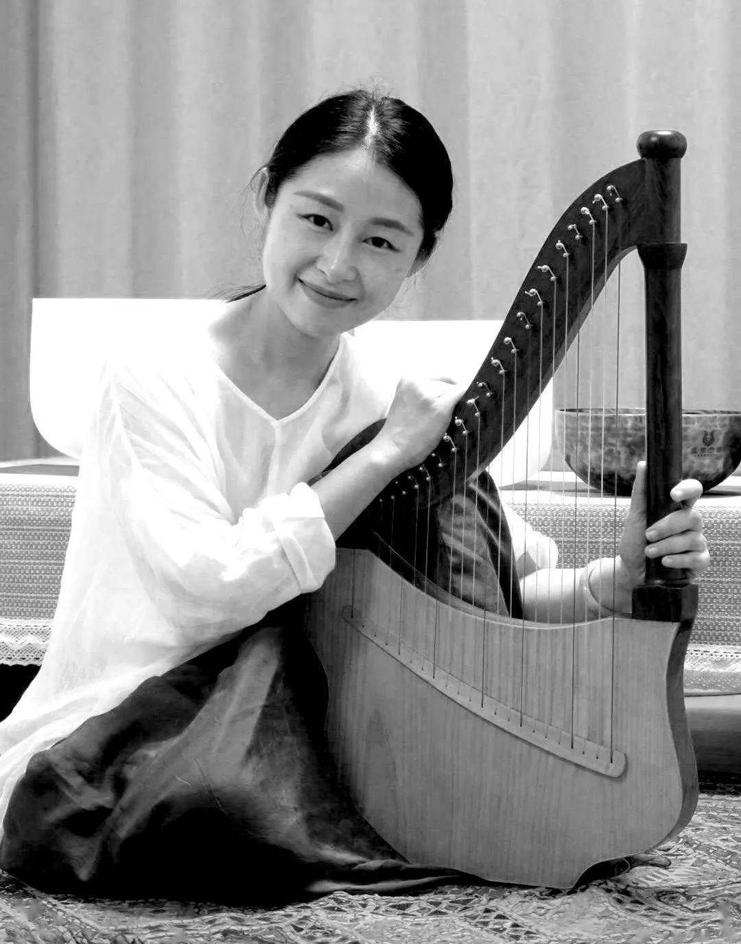 李慰曾经的电视台主持如今的鼓手,颂钵音疗师拥有美妙的歌喉但不唱歌