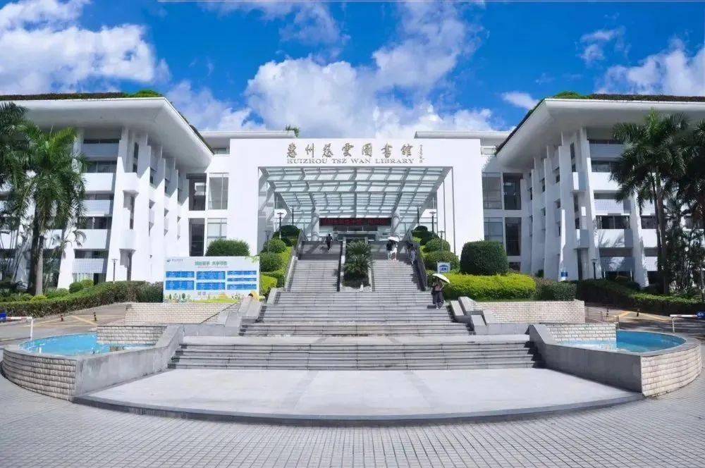 随着暑期来临,读者泡馆热情不断高涨,惠州慈云图书馆一位难求.