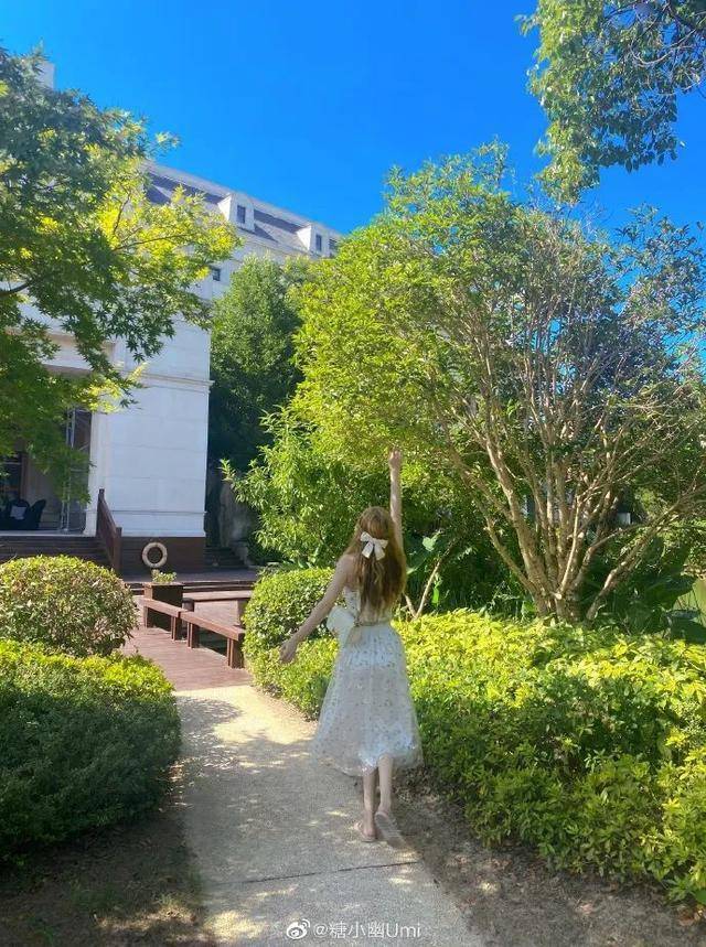 糖小幽晒出1400平环湖别墅的婚房家里拍个照都像度假