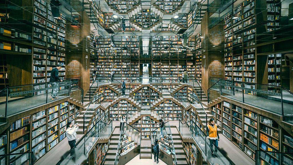 重庆钟书阁 拍照视觉效果惊艳如"时光隧道"