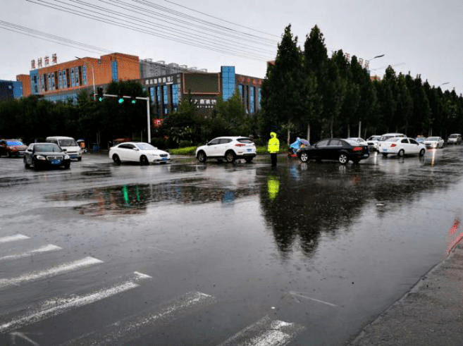 今天暴雨有多大长葛哪些路段不能通行有车在水中熄火