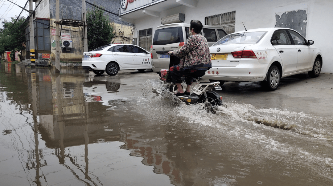 "下小雨小积水,下大雨大积水,已经习惯了"居民毛先生无奈地说.