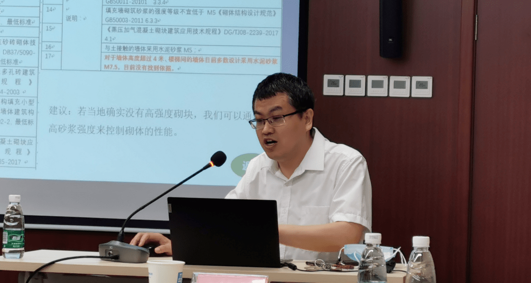 中建一局大客户服务部阎斌进行《混凝土结构设计优化创效》培训,从