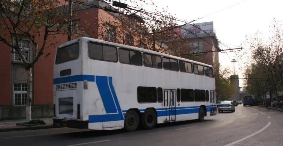 一早市民便赶来告别老朋友杭州最后的双层巴士退役了