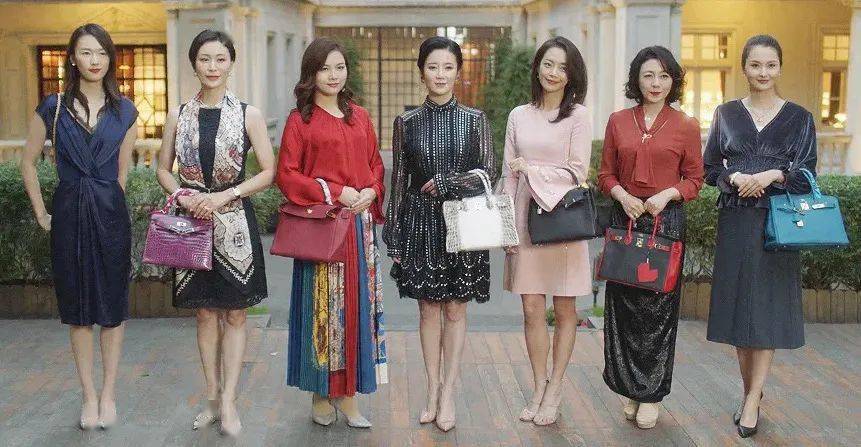 《三十而已》顾佳的第一次太太聚会合照嗯.