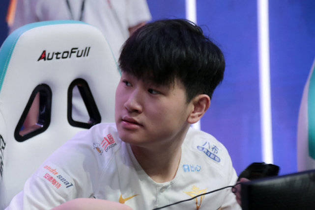 v5夏季赛最大功臣队伍气氛调节器小东北没事给队友整首歌