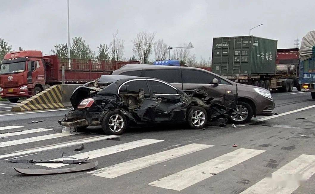 惨烈滨州205国道多车相撞一车面目全非