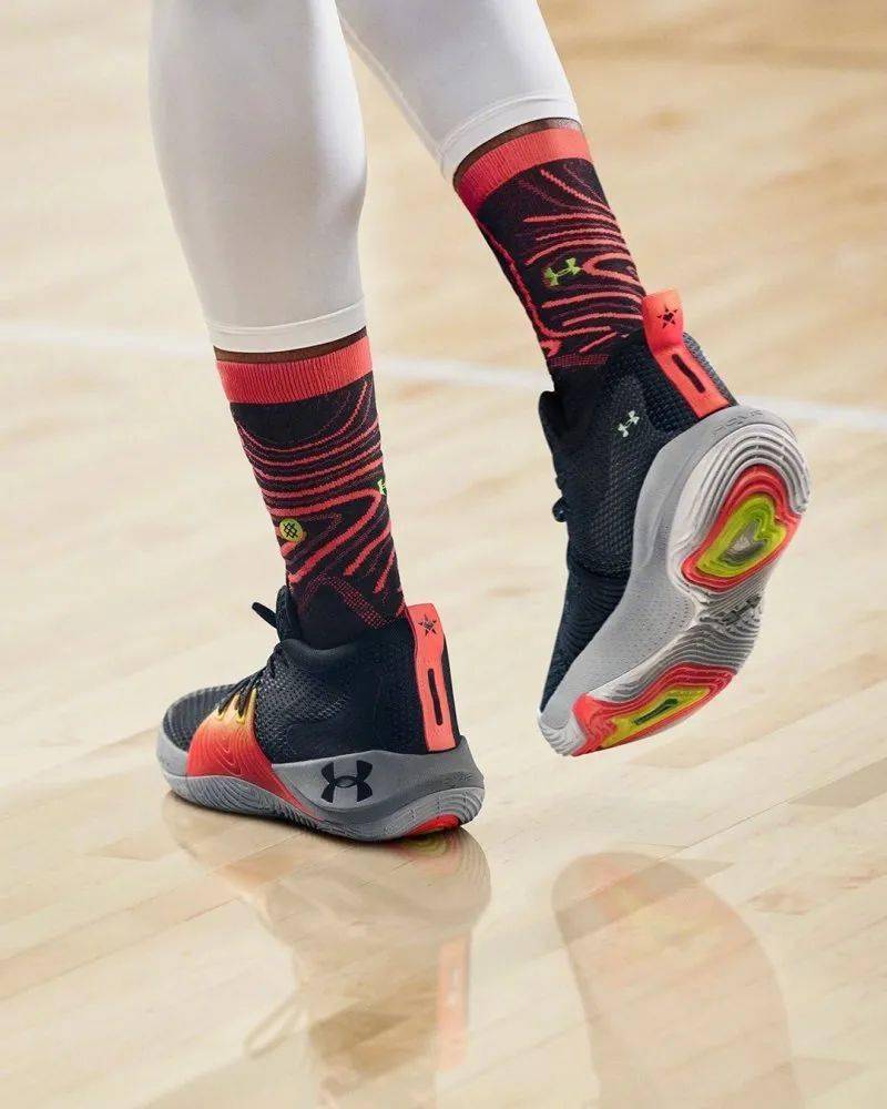 恩比德签名鞋亮相!金州拉文致敬