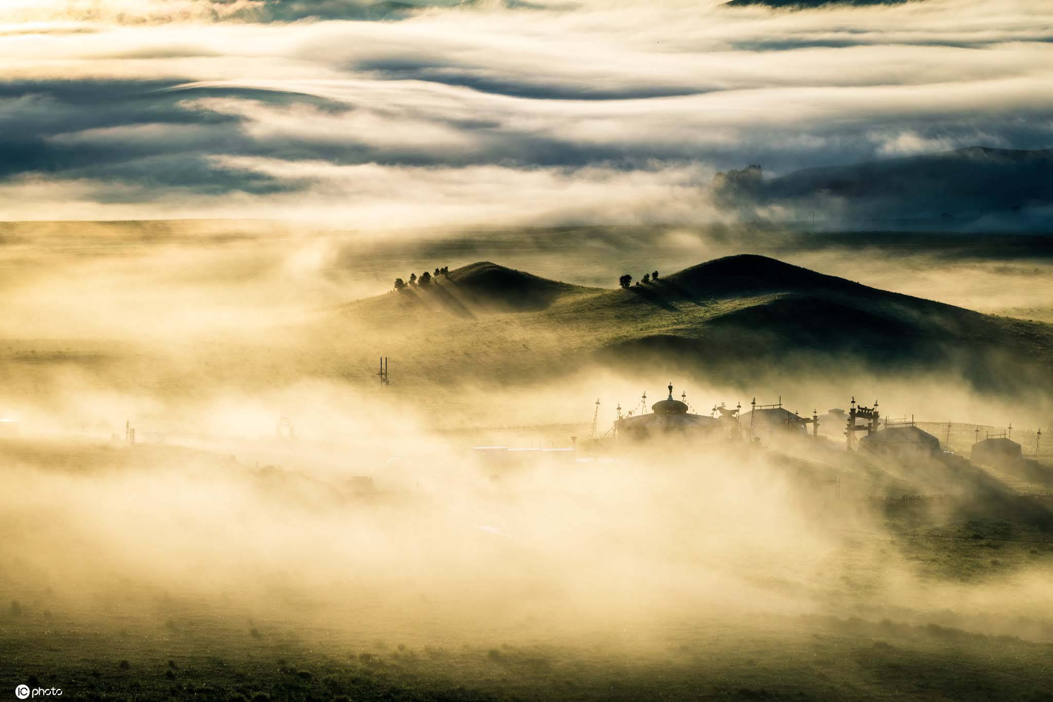 立秋时节 乌兰布统晨雾弥漫宛如仙境