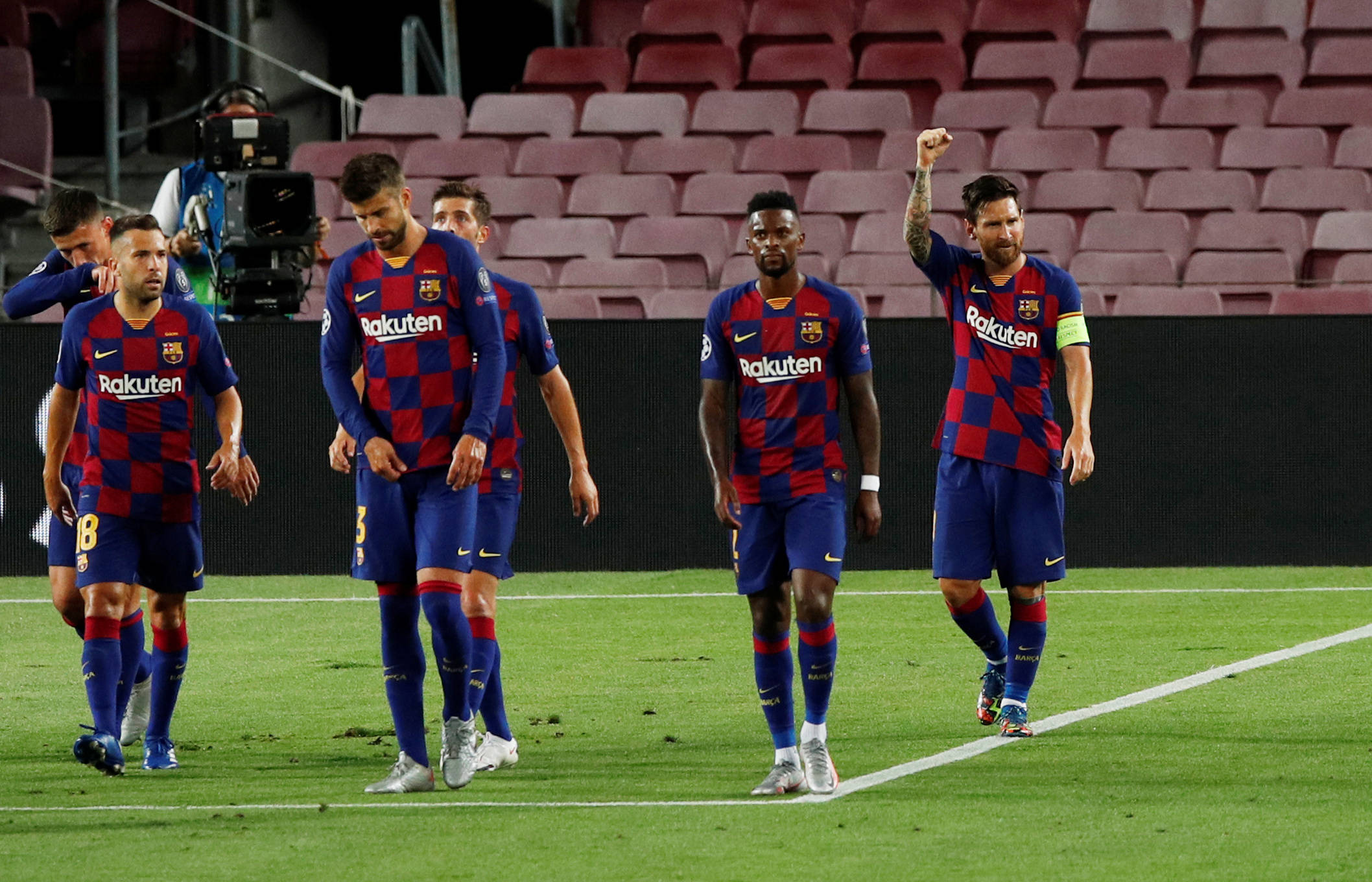 8月8日,巴塞罗那队球员梅西(右一)进球后与队友庆祝.