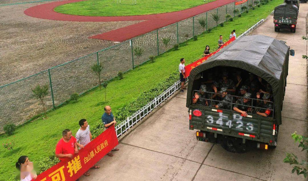 为了不扰民,在庐江县白山镇白石天河段奋战多日的解放军73091部队选择