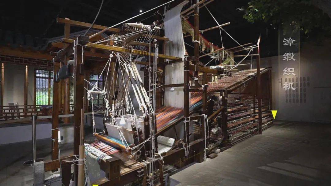 泥砣,料珠上下翻飞一人穿针引纬织造一人坐在三米高的花楼上挽花提综