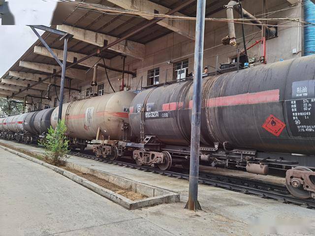 钻进直径3米,长10米的油罐车内,将罐壁上残留的油污清洗干净,保证运输