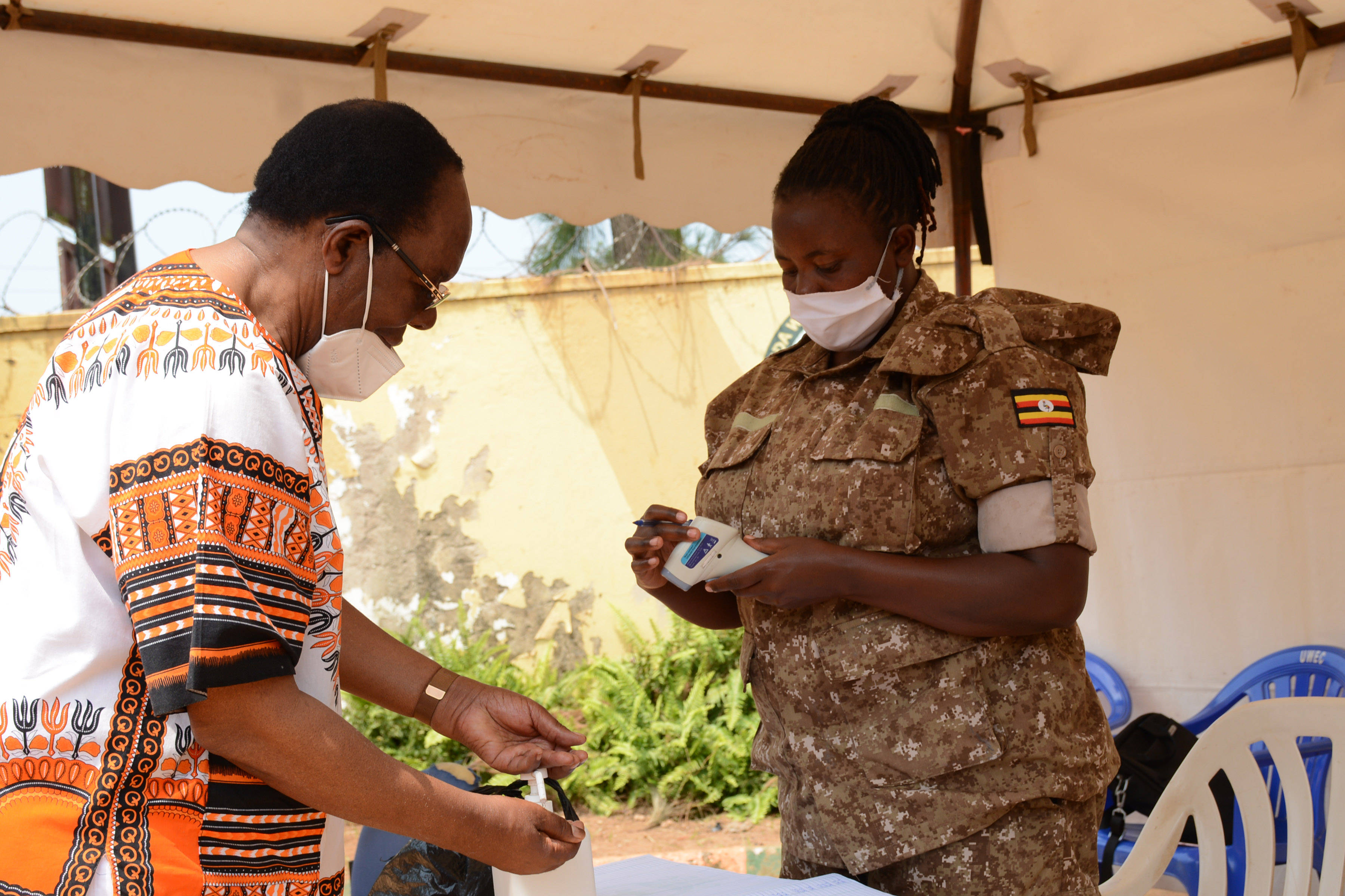 8月9日,游客在进入乌干达恩德培的乌干达野生动物教育中心前使用消毒
