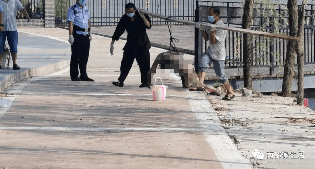 警方赶到现场将尸体打捞上岸,是一名男性,全身赤裸,全身已经泡涨,皮肤
