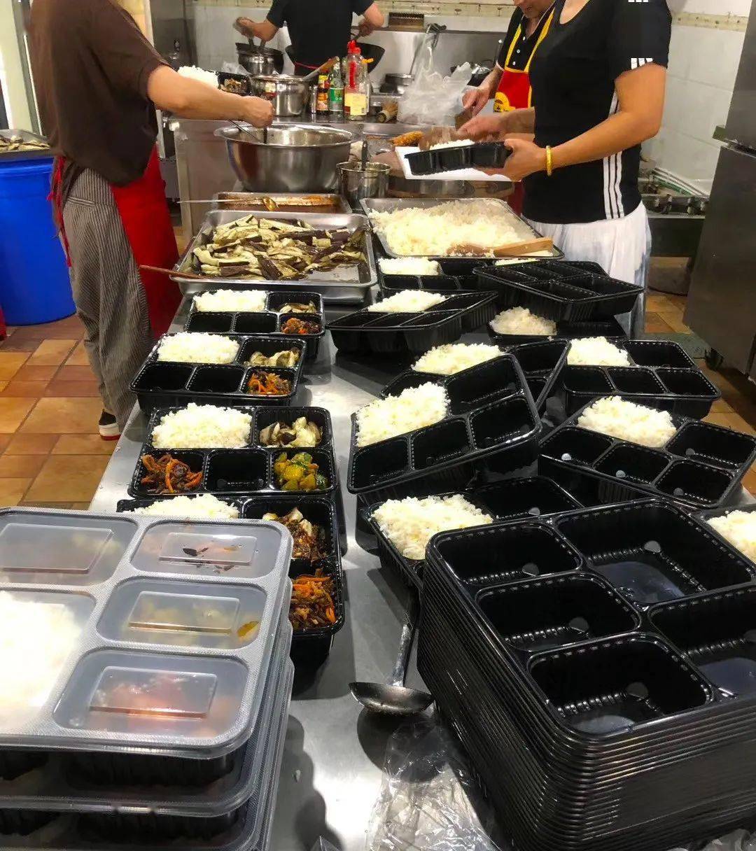 乐山这家店有点飘了90后老板竟然开保时捷送盒饭一份才卖10元