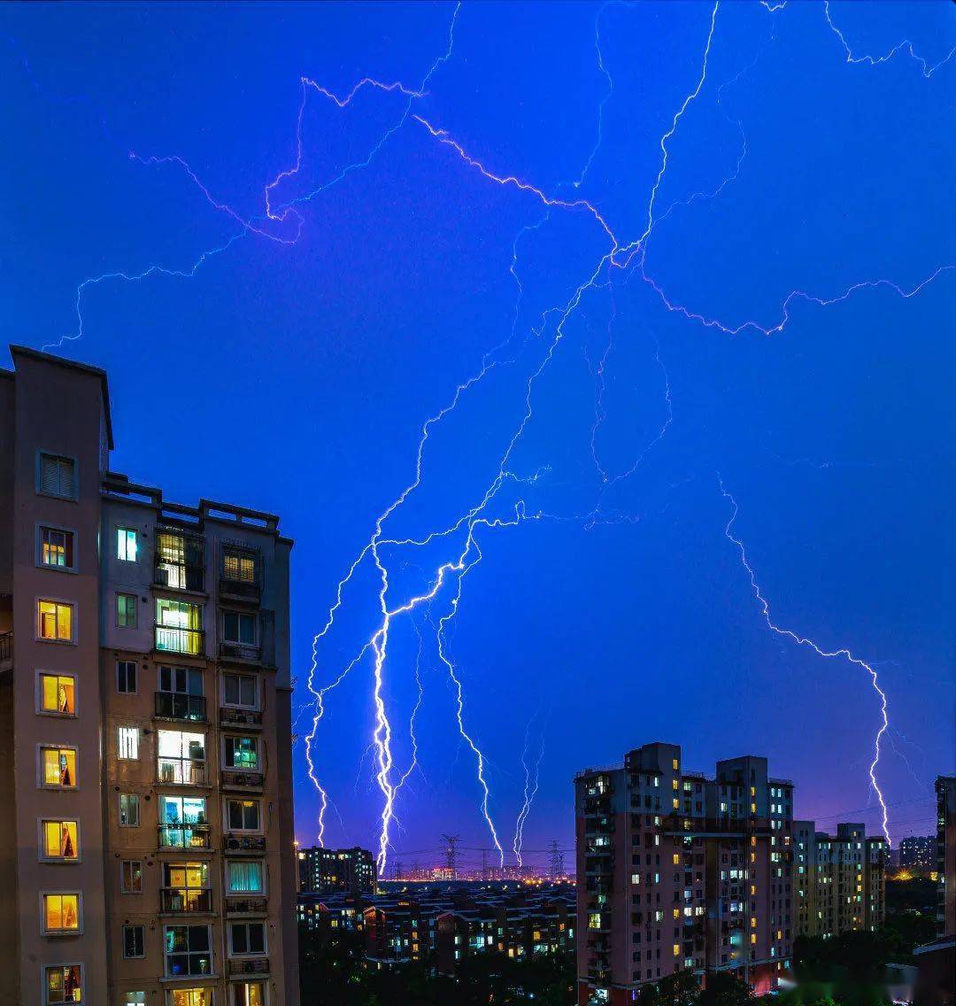 上海东方明珠塔被闪电击中?官方回应