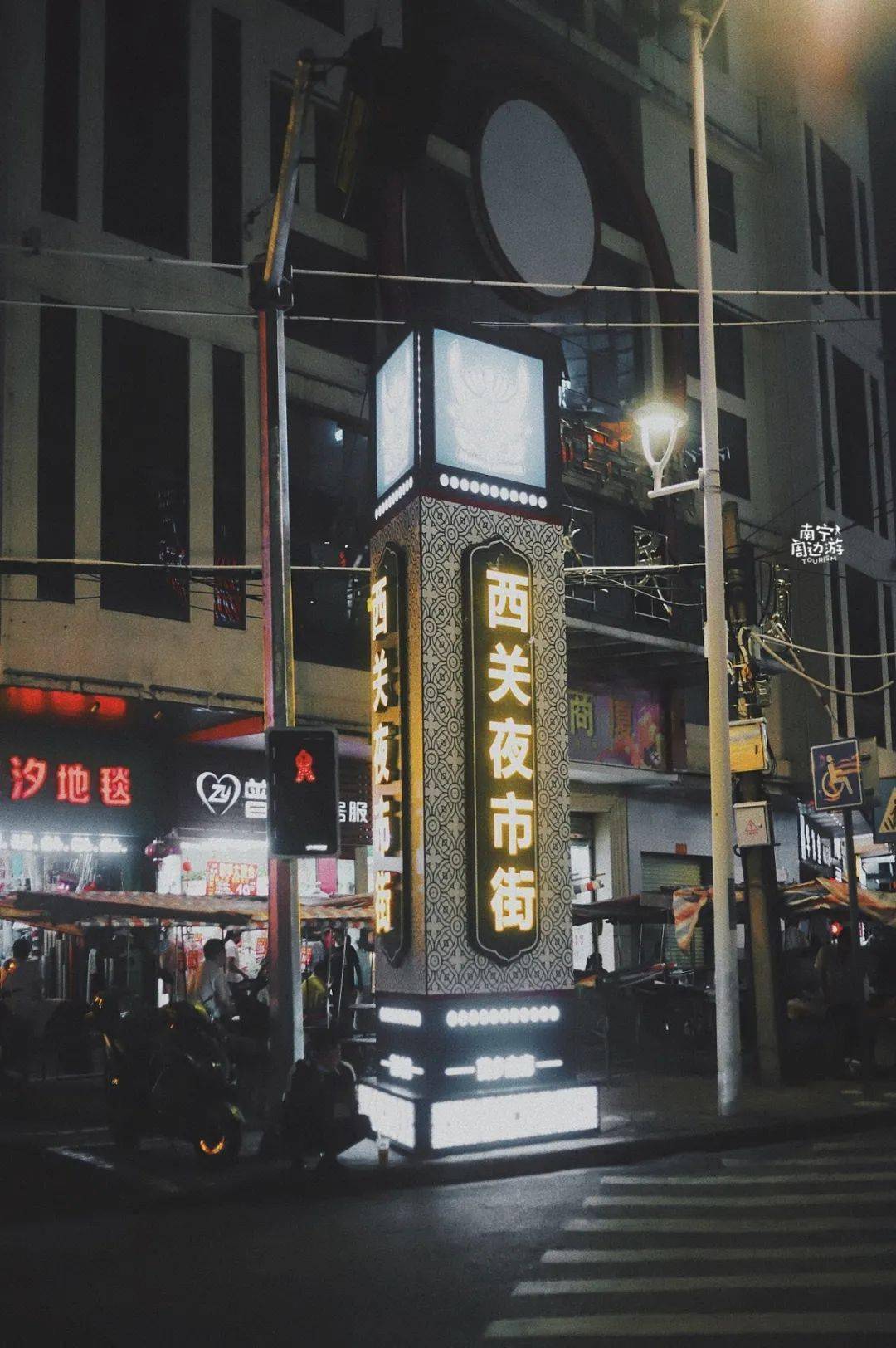 南宁新的夜市街,五颜六色,充满市井烟火气!