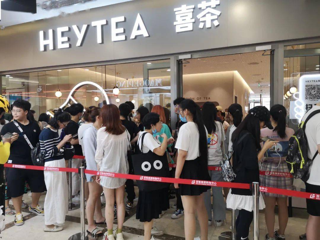 喜茶开业的第一天百联店就被挤爆啦