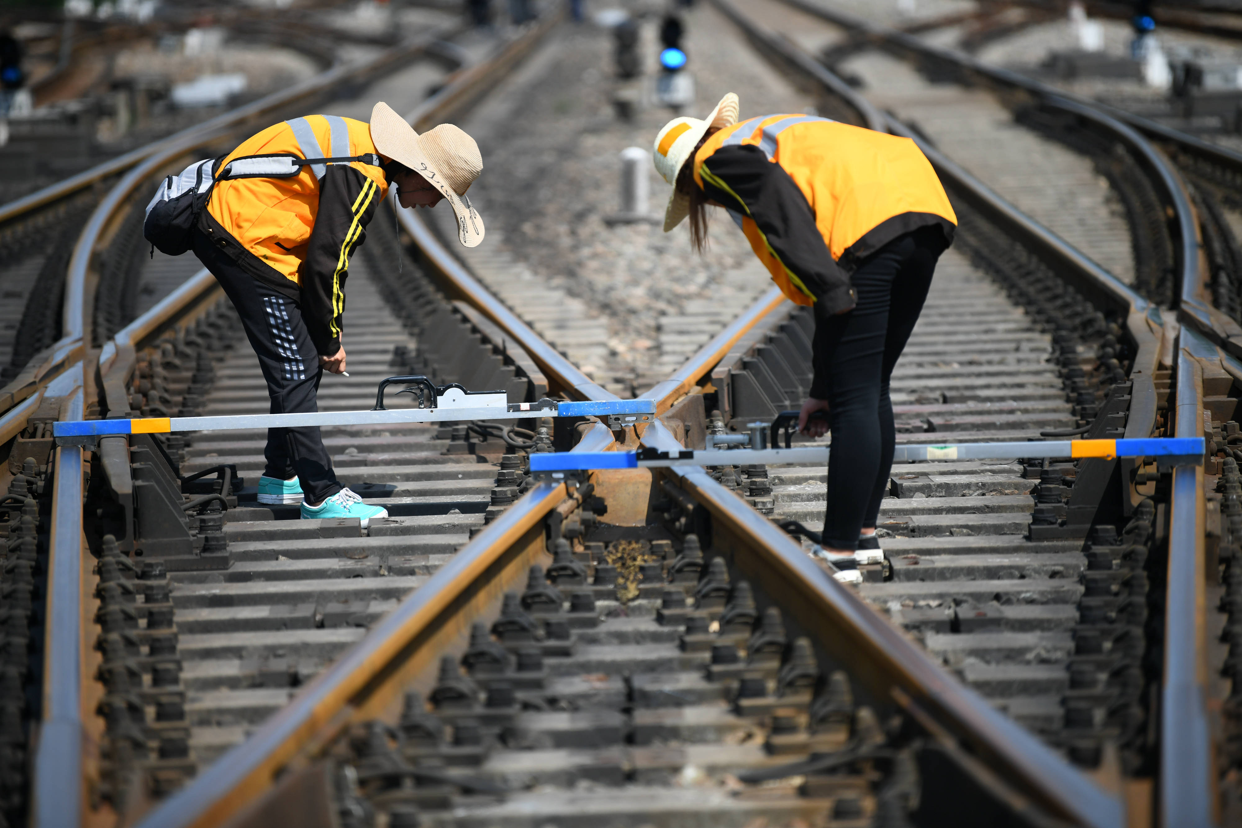 8月10日,西安铁路局西安工务段咸阳线路车间检查工区"女子检查组"的