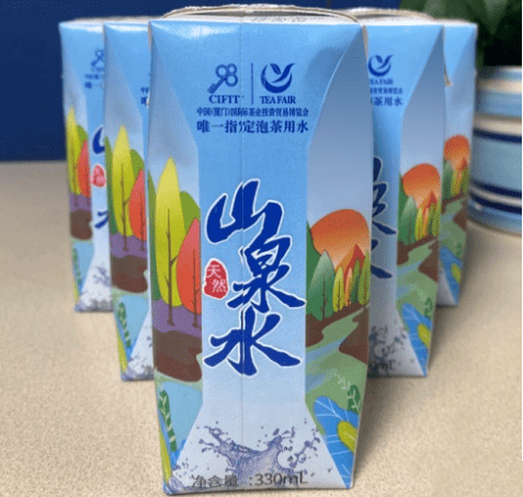 国产纸瓶装矿泉水来了本色液体包装纸里装着泉水叮咚